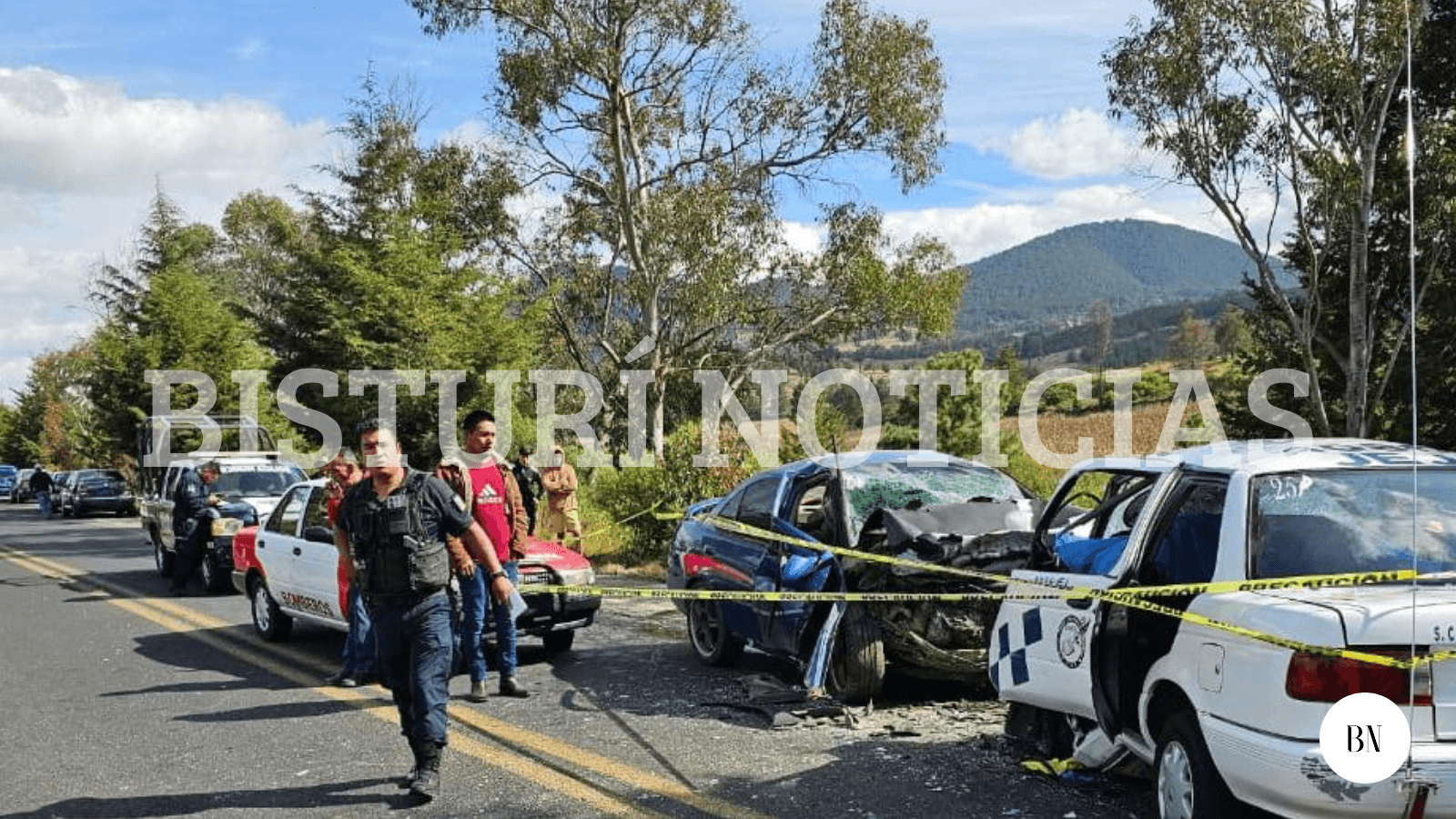 Auto impacta a taxi,  murieron tres personas